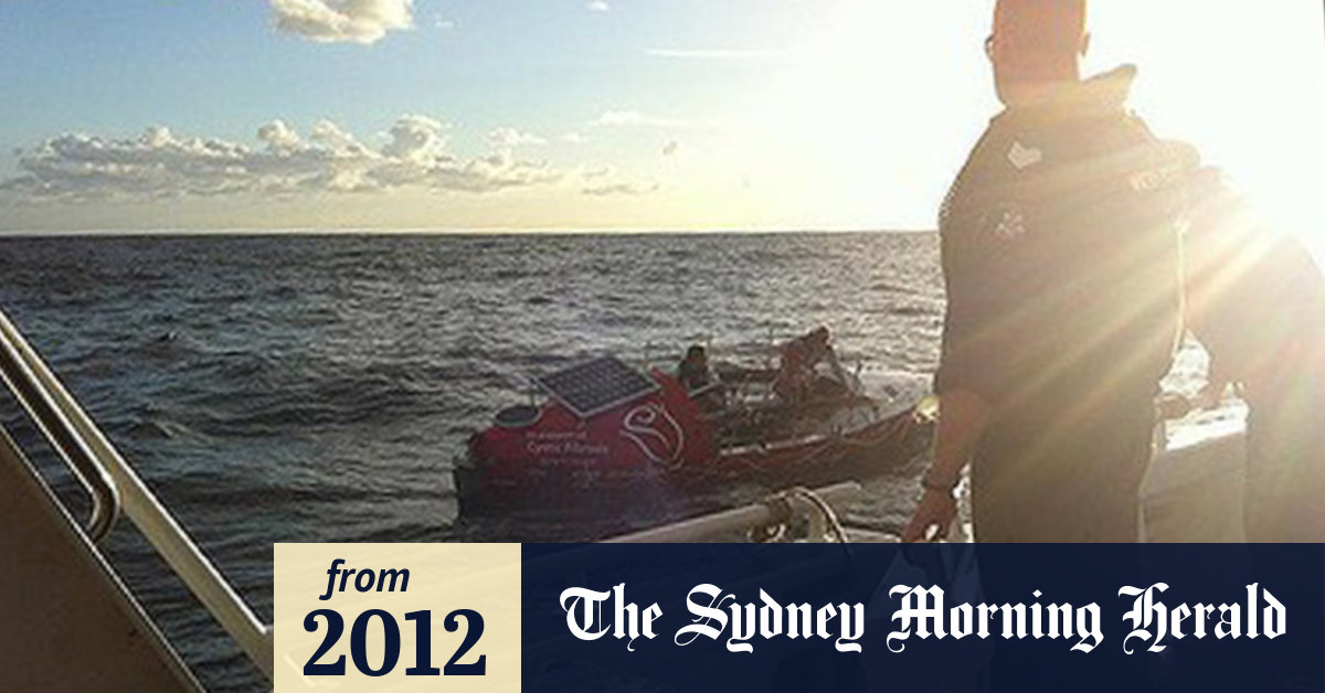 Video Capsized rowers rescued